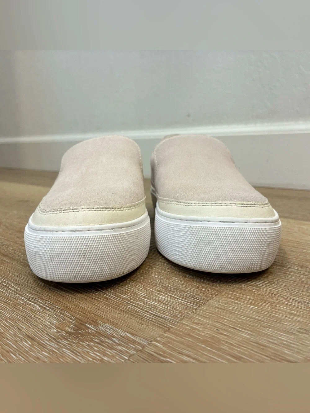 UGG Zilo Slip-On Sneakers In A Light Cream or Ivory Suede Women’s US 7.5 EU 38.5